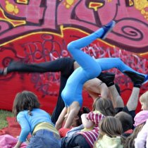 acrobates - cirque - enfants - acrobaties - ville de Poitiers- spectacle de rues - Alain Montaufier Photographe professionnel situé à Poitiers