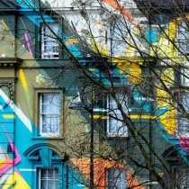 mur coloré - Londres - quartier de Saint Pancras - image graphique et colorée - photographié par Alain Montaufier photographe à Poitiers