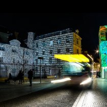 hôtel de ville de Poitiers - illuminations de la mairie - image graphique - passage d'un bus de Vitalis - photo de nuit - Alain Montaufier Photographe professionnel sur Poitiers