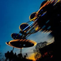 Fête foraine - image graphique - photo de nuit - amusement - parc de Blossac de Poitiers - Alain Montaufier Photographe professionnel - lumières - manège