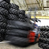 pneus - stockage de pneumatiques - mouvement - filé photographique - photo industrielle -  Alain Montaufier Photographe Poitiers