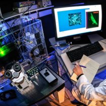microscope électronique à Poitiers - matériel de recherche scientifique - chercheur - photo scientifique - photo Alain Montaufier