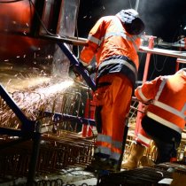 ouvriers sur le chantier LGV SEA Paris Bordeaux - travaux de nuit - ferraillage du tablier d'une estacade - Alain Montaufier Photographe Poitiers