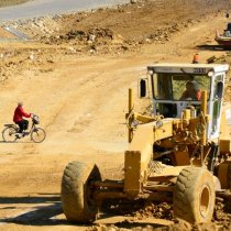 cycliste et engins de chantier - terrasements - LISEA COSEA VINCI - Alain Montaufier Photographe