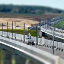 pose de LRS sur les viaducs de l'Auxance dans la Vienne - travaux d'équipements ferroviaires - LGV Bordeaux - rails - Alain Montaufier Photographe Poitiers