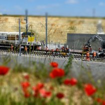 pose de tranverses en béton sur le chantier de LGV Paris Bordeaux - département de la Vienne - travaux ferroviaires - coquelicots au premier plan -  Alain Montaufier photographe à Poitiers